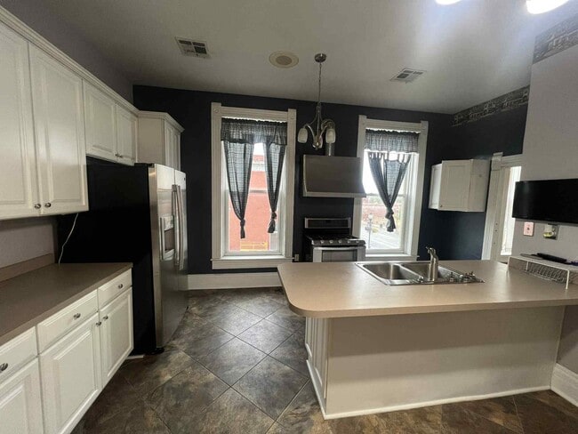 Building Photo - Spacious Loft Living in the Heart of Galen...