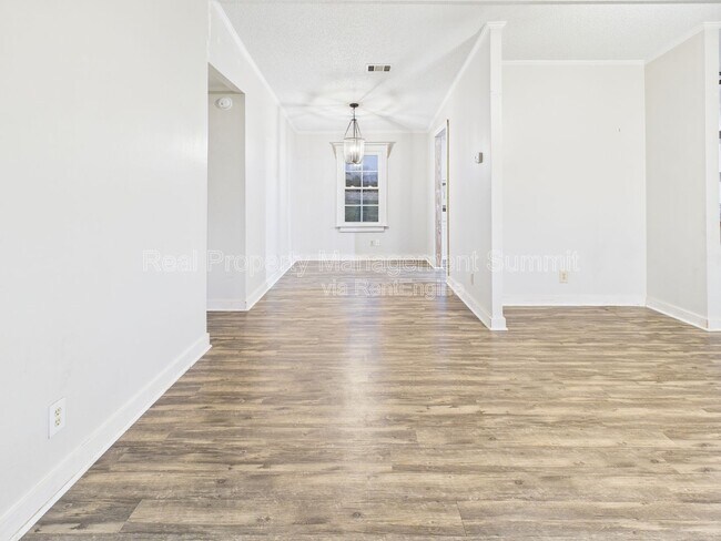 Building Photo - 15 Hayfield Ln