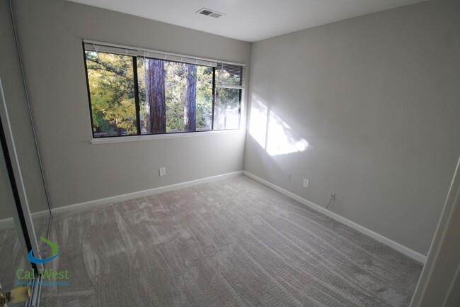 Building Photo - $2,995 Lake View Terrace Upstairs 2 Bed/2 ...