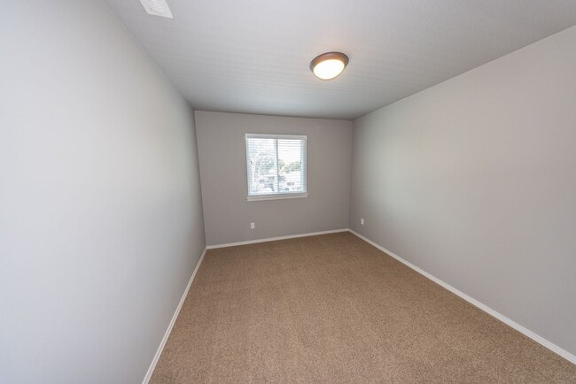 Building Photo - Three bedr townhouse in Orchards - Central AC