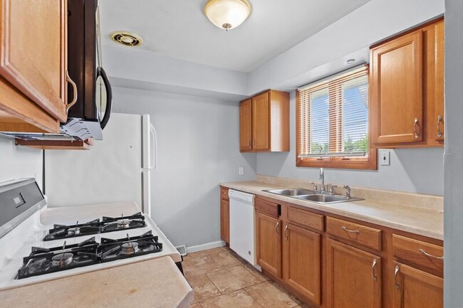 Building Photo - 515 Topaz Ave