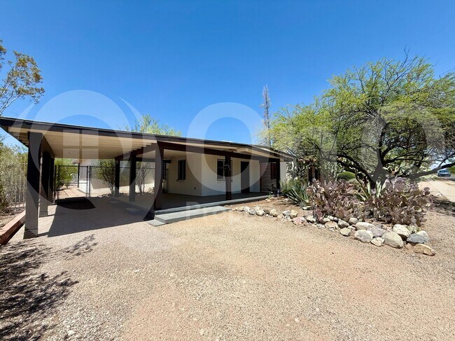 Primary Photo - 915 E Hampton St