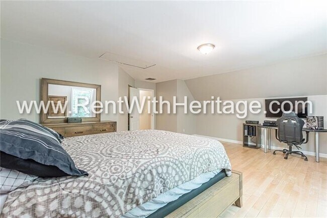 Building Photo - GORGEOUS 4 BEDROOM / 2.5 BATH WITH ALL THE UPGRADES IN POULAR KINGSWOOD SWIM / TENNIS COMMUNTY