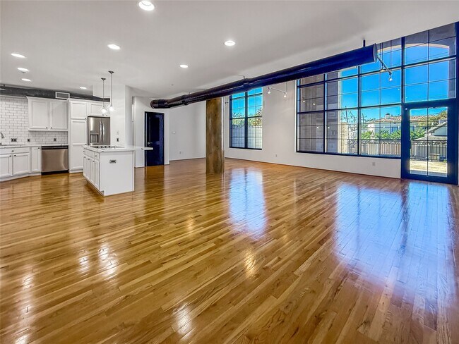 Building Photo - 1005 S Shepherd Dr