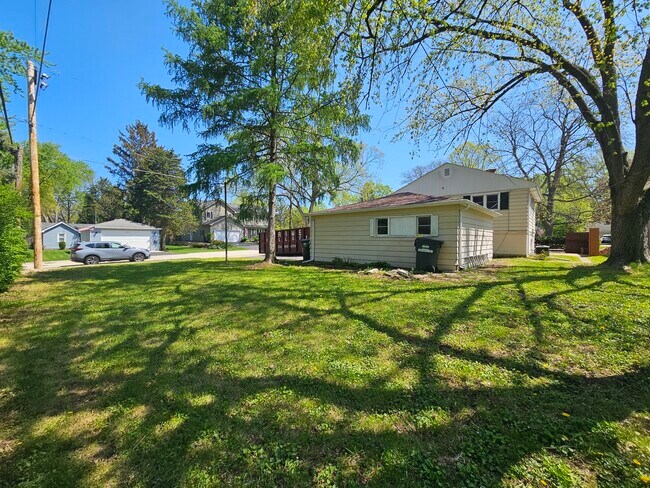 Building Photo - 711 Warwick Ave