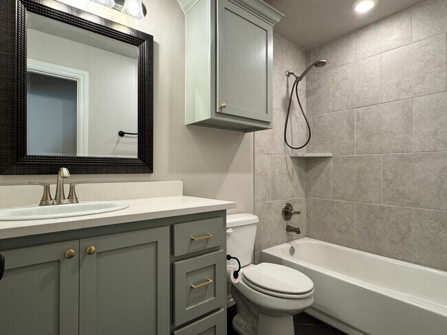 Building Photo - Spacious 3-Bedroom Home with Designer Kitc...