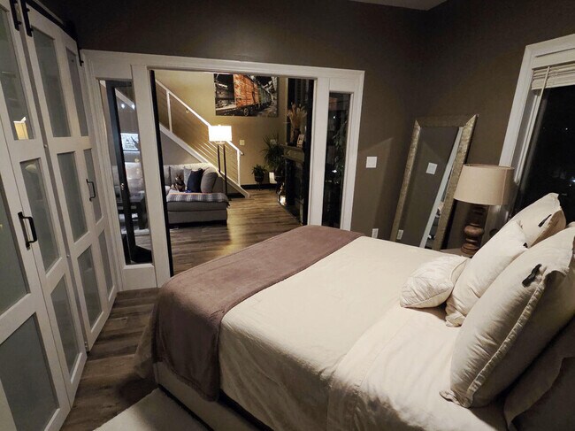 Building Photo - 1515 N Van Buren St