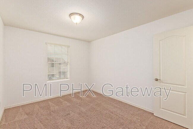 Building Photo - 735 E Constance Wy