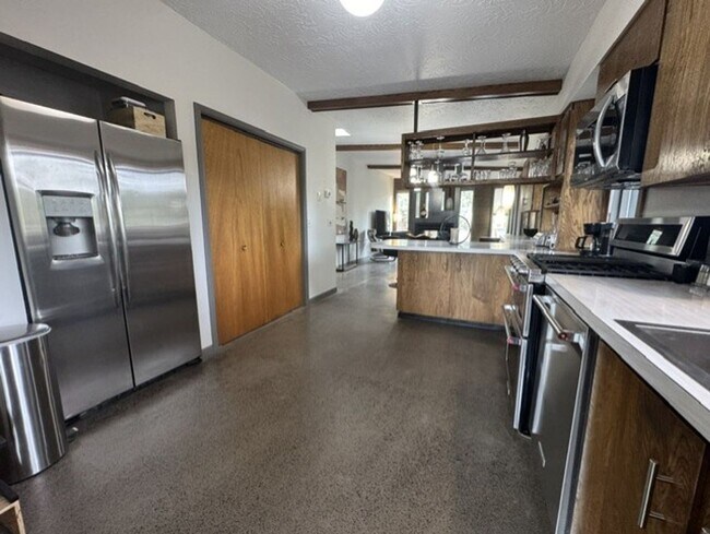 Building Photo - Fantastic location just steps from the Deschutes River and 1st St Rapids Park