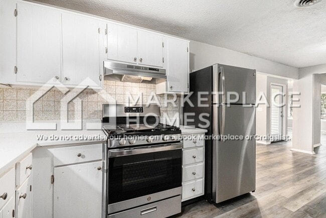 Building Photo - 1570 Meadowview Dr