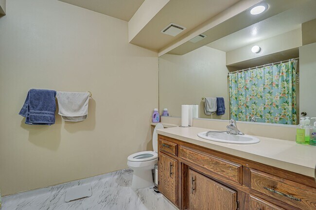 Building Photo - Great Laurelglen Home!