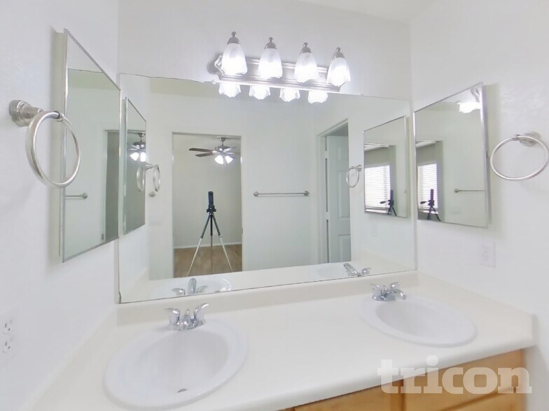 Building Photo - 873 E Geona St