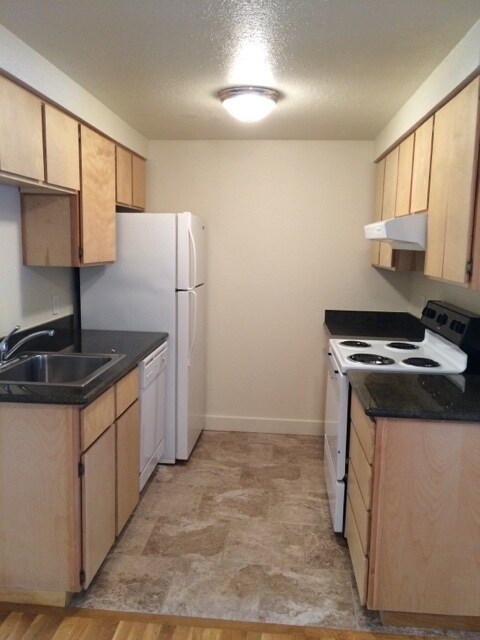 Building Photo - Ainsworth Court Hardwoods Pet Parking Bus/Bike