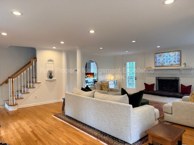 Building Photo - 1208 Nottingham Dr