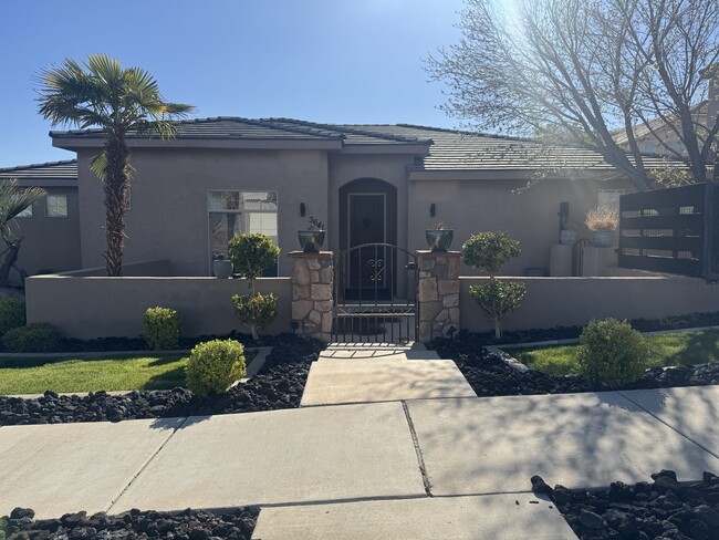 Building Photo - 3641 Desert Hls Dr