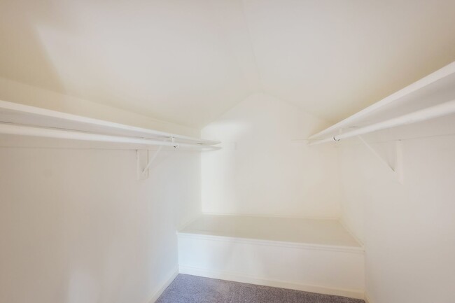 Building Photo - Loft Living at McLean Gardens 1BR plus Lof...