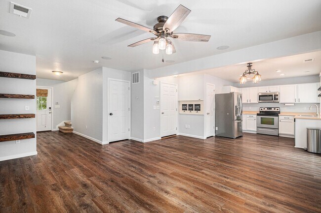 Building Photo - 4 Bedroom 2.5 Baths in the Meadows Castler...
