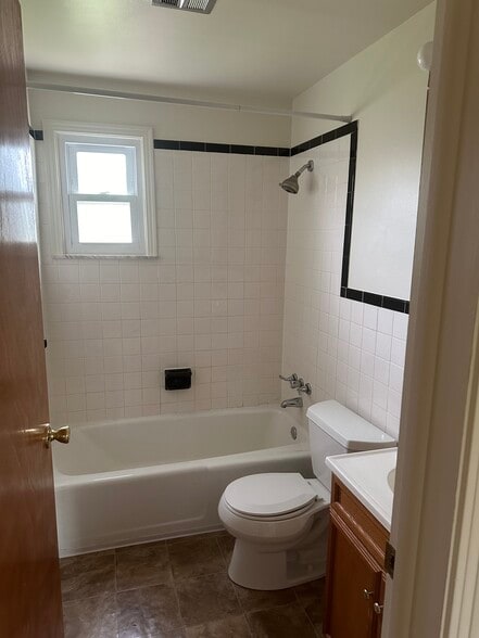 Building Photo - 211 Bunger St