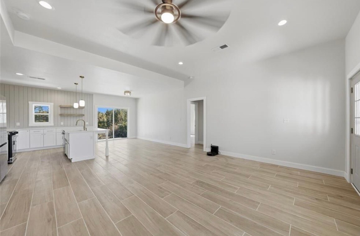 Building Photo - 3320 Palm Dr