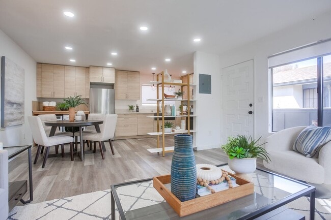 Building Photo - Newly Renovated 3BR/2BA Condo in