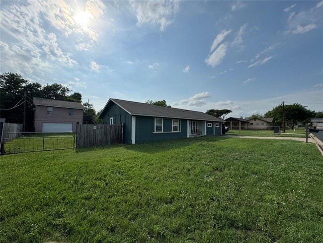 Building Photo - 3520 Roanoke Dr
