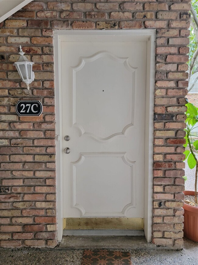 Building Photo - 2101 Fountain View Dr