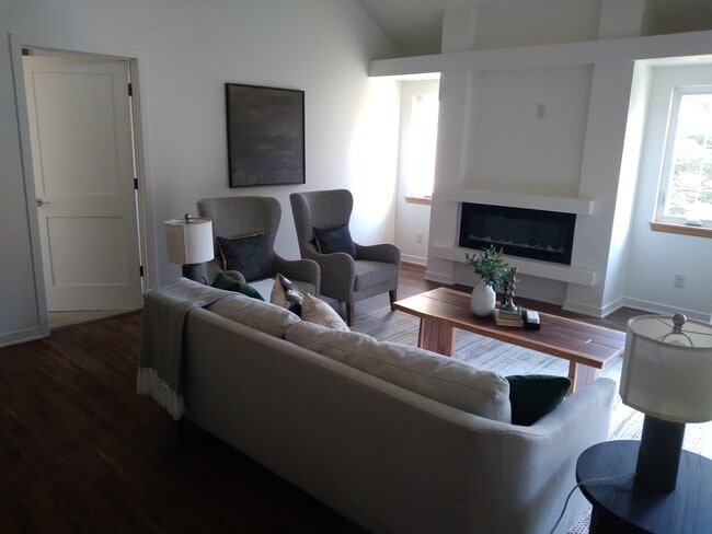 Building Photo - 2703 Pond Dr