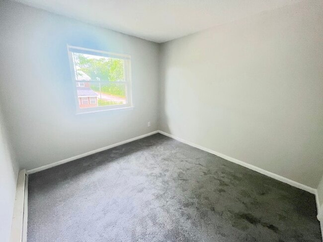 Building Photo - BEAUTIFUL TWO BEDROOM 1.5 BATHROOM APARTME...