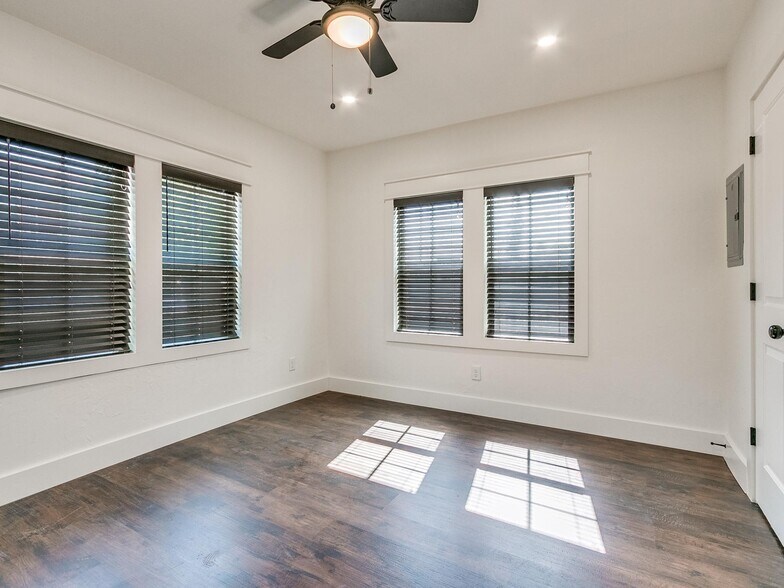 Bedroom - 2409 N Robinson Ave
