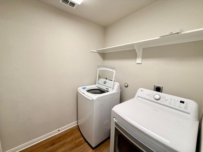 Building Photo - Modern 3 Bed, 2 Bath + Office