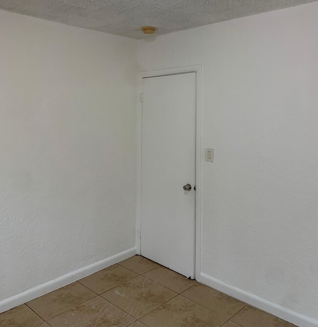 Building Photo - 2 Bedrooms in Hallandale Beach