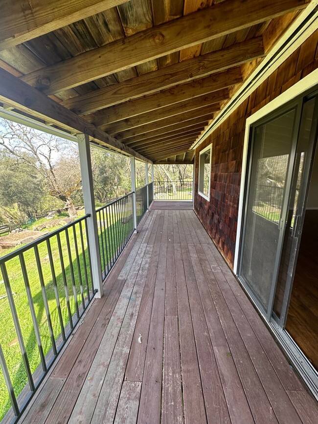 Building Photo - Beautiful home with lots of Land in Grass ...