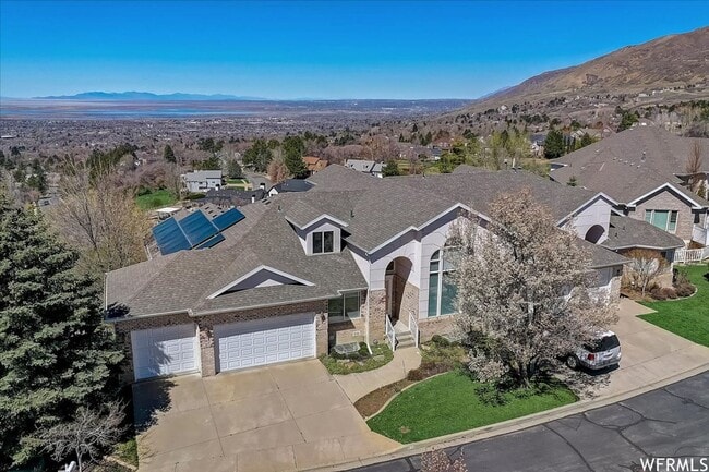 Building Photo - Large 6 Bedroom Home, 3 Car Garage, Gorgeo...