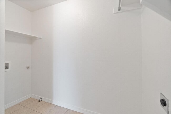 Building Photo - 905 Rocking Spur Cove