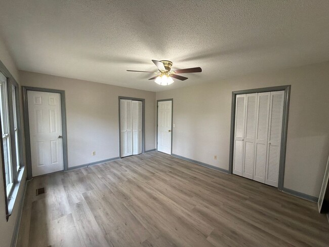 Building Photo - New Listing!!