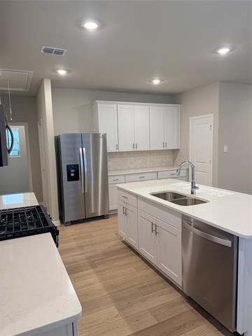 Building Photo - 711 Dotty Dr