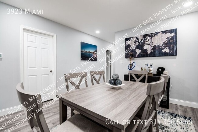 Building Photo - 3923 Miami-