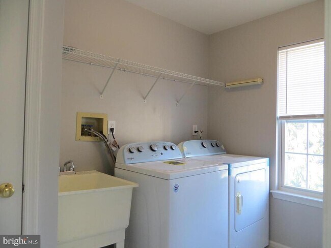Building Photo - 3606 N Carriage Ct