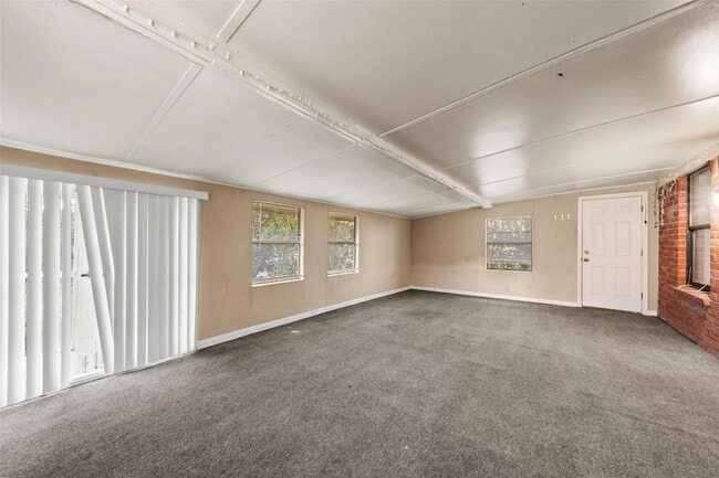 Building Photo - 614 Circle Creek Dr