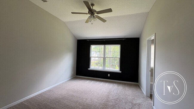 Building Photo - RATE DROP ALERT (was $2400/month) and SUMM...