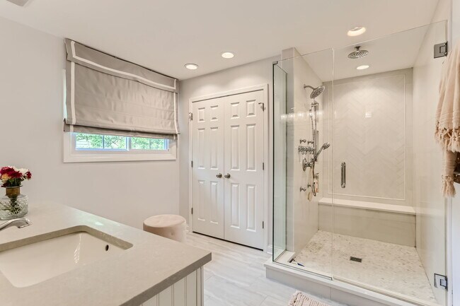 Building Photo - 911 Lilac Ln