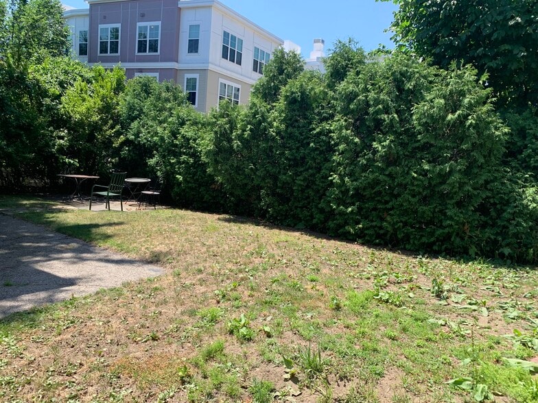 Building Photo - 65 Bacon St