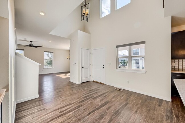 Building Photo - 3 Bedroom Townhome in Englewood