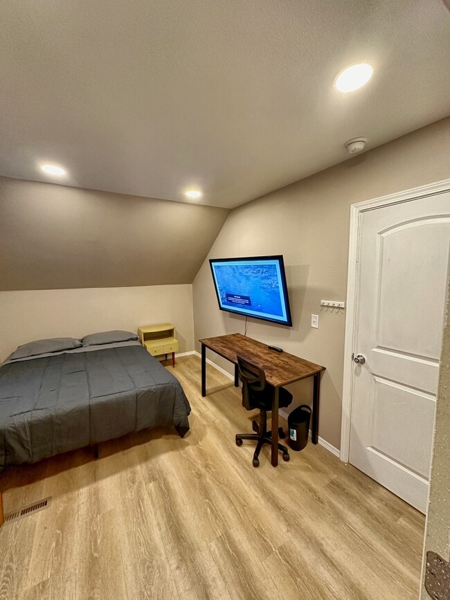 Building Photo - 614 Jamesville Ave