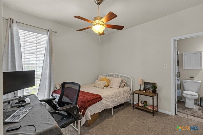 Building Photo - 606 Lantana St