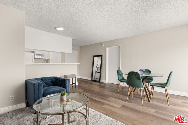 Building Photo - 257 S Manhattan Pl