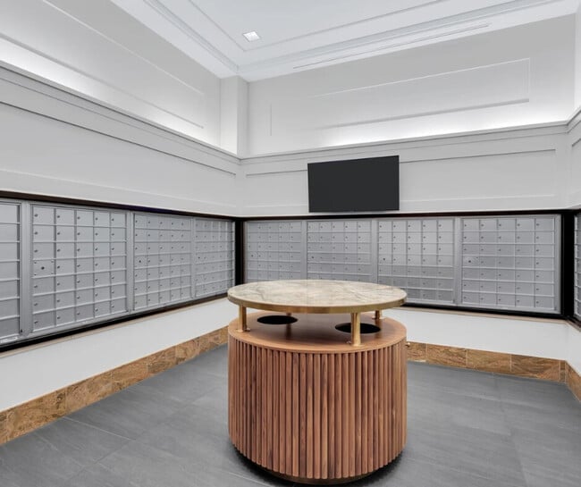 Building Photo - 1321 S Elm St