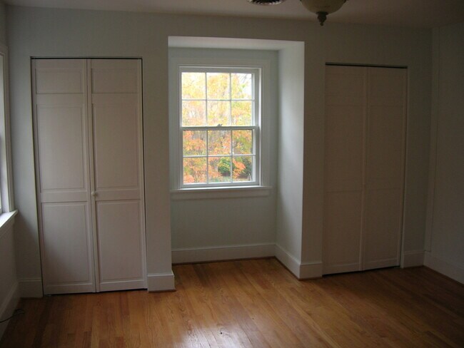 Building Photo - -- AVAILABLE MAY 8TH -- 3 BR / 2.5 BA Nice Brick home in Near West End. Available May 8th!