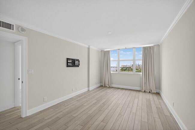 Building Photo - 2600 N Flagler Dr