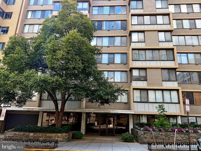 Building Photo - 522 21st St NW